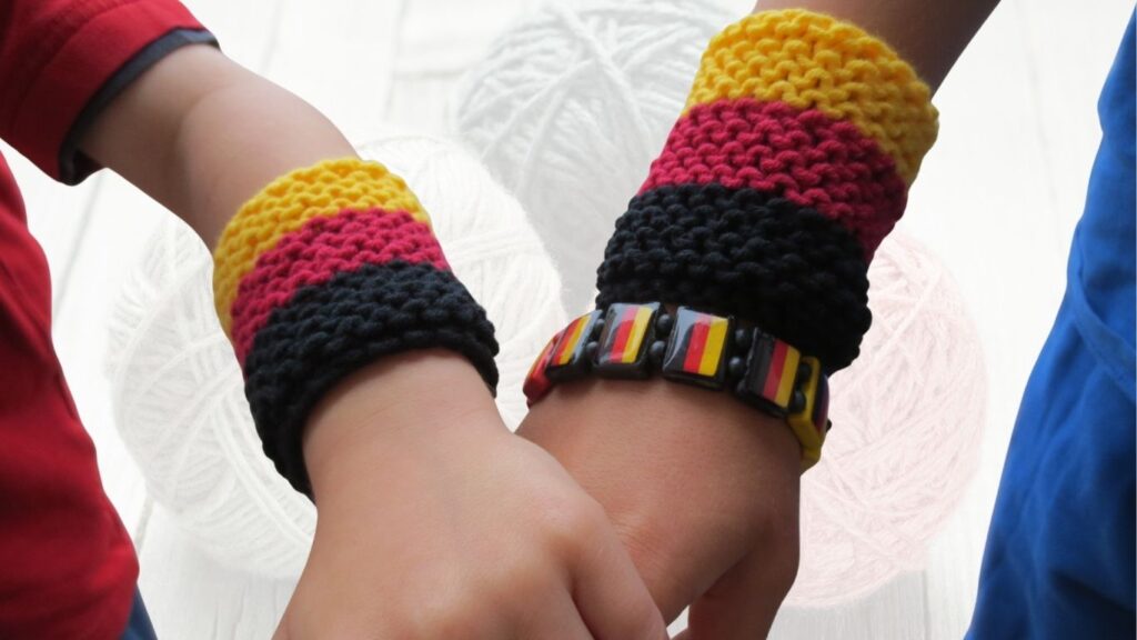Gestricktes Deutschland Fan-Armband in Schwarz Rot Gold Gestricktes Deutschland Fan-Armband in Schwarz Rot Gold
