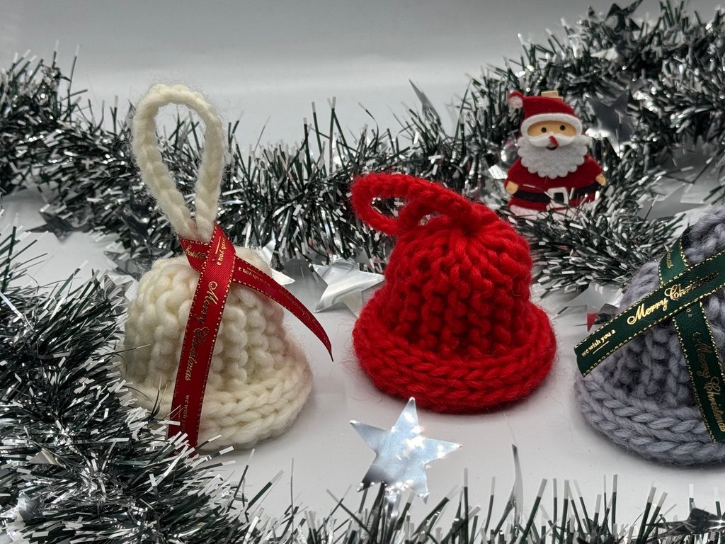 Weihnachts-Glöckchen stricken aus bunten Wollresten