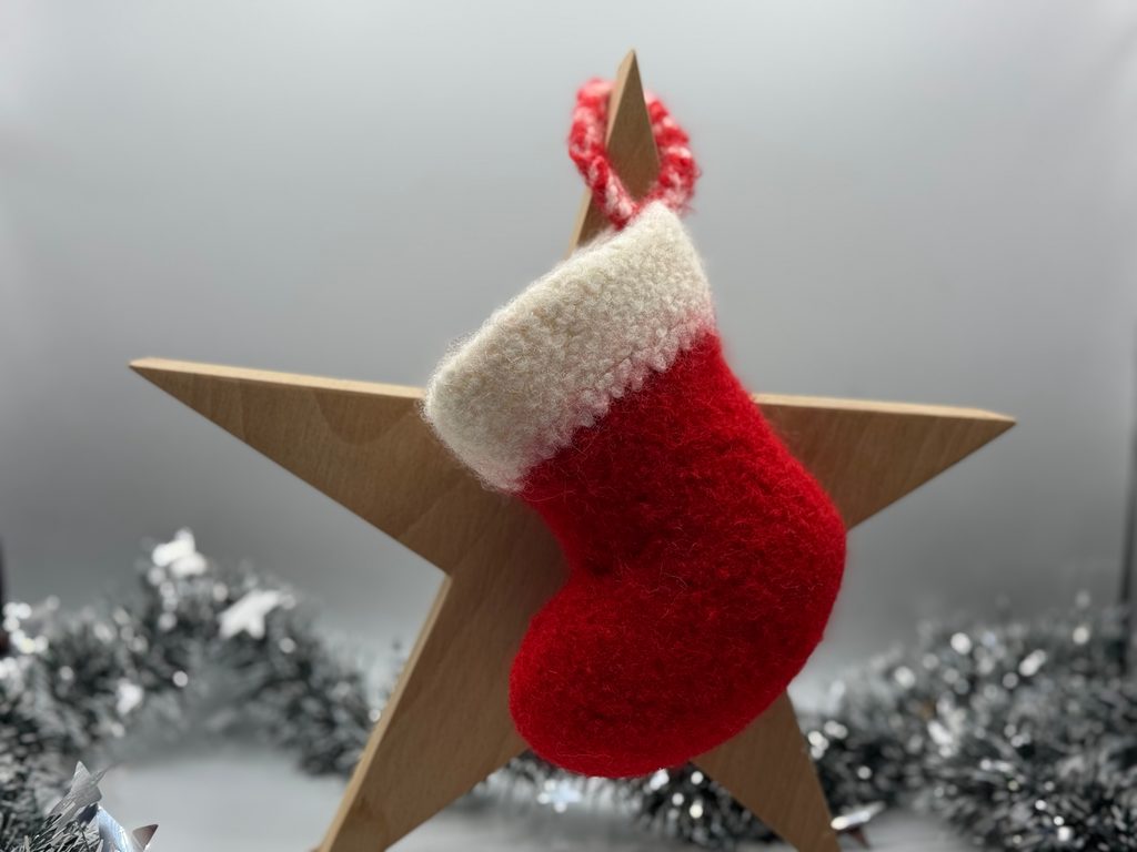 Gestrickter Nikolausstiefel als Weihnachtsdeko
